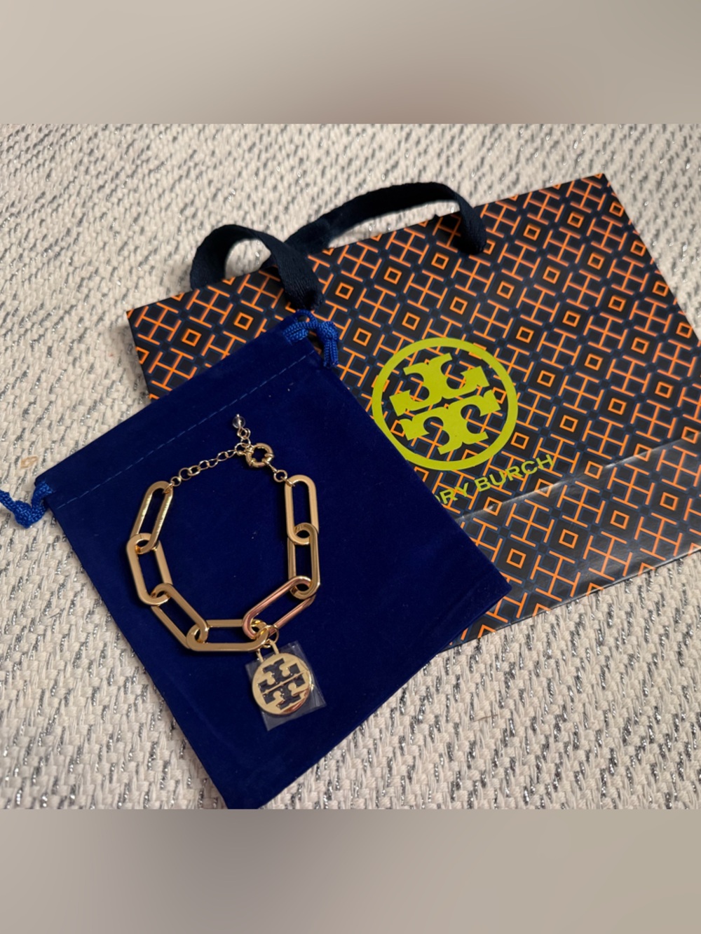 🚨LAST ONE! New! 14K gold chunky pleated paperclip bracelet with Tory Burch charm - Picture 2 of 11